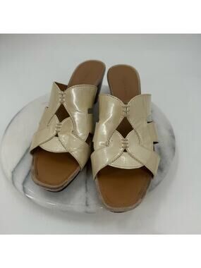 Tahari Newman gold wedge sandals ￼